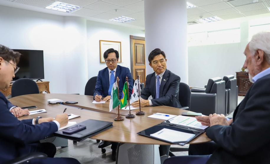 Piana recebe cônsul-geral da Coreia do Sul para tratar da instalação da LG no Paraná
