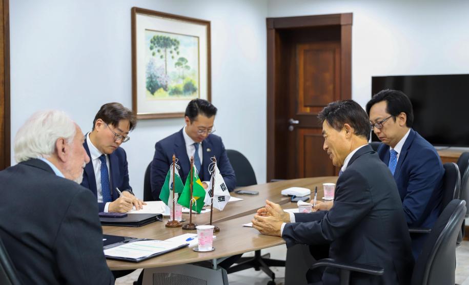Piana recebe cônsul-geral da Coreia do Sul para tratar da instalação da LG no Paraná