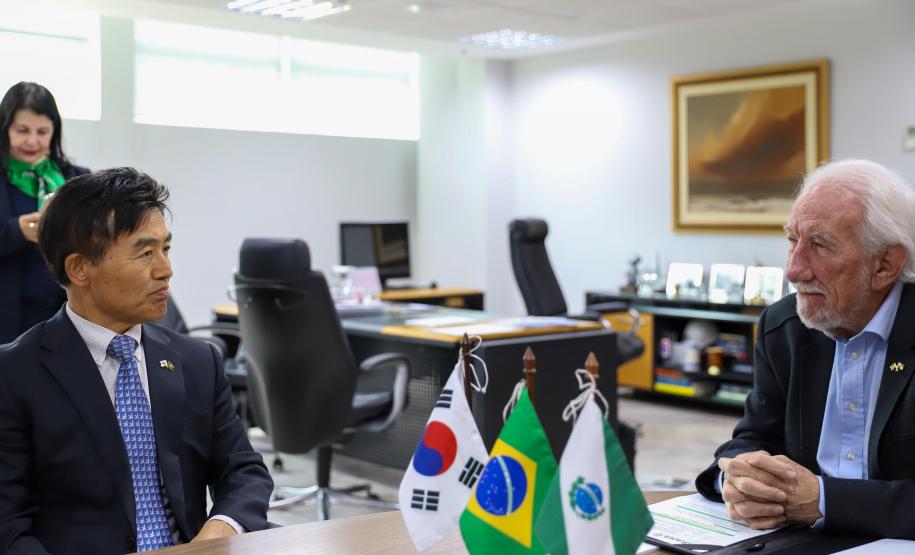 Piana recebe cônsul-geral da Coreia do Sul para tratar da instalação da LG no Paraná