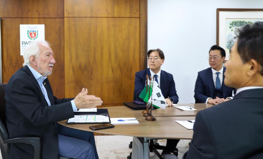 Piana recebe cônsul-geral da Coreia do Sul para tratar da instalação da LG no Paraná