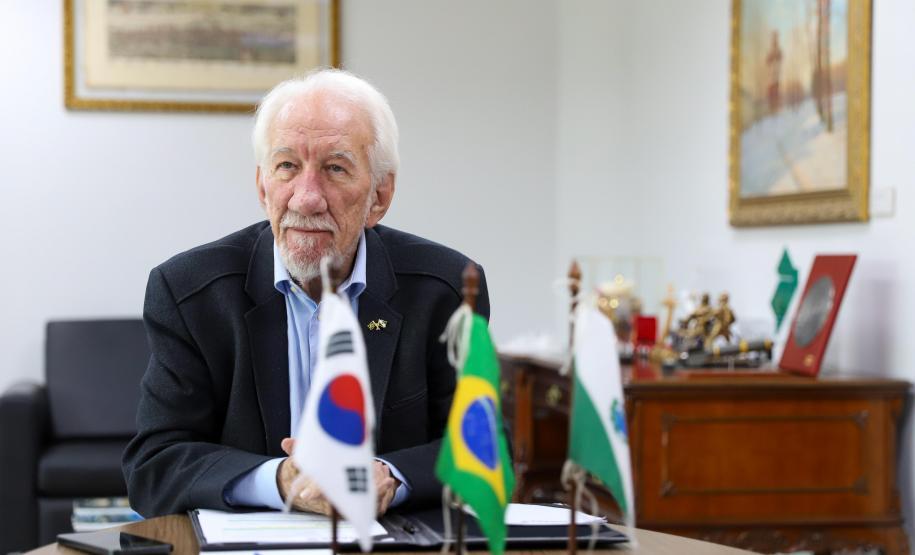 Piana recebe cônsul-geral da Coreia do Sul para tratar da instalação da LG no Paraná