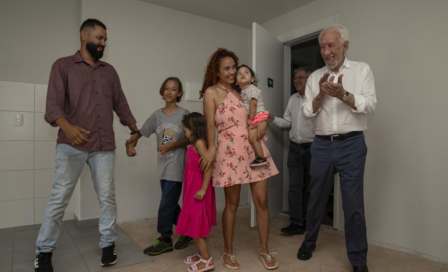 Com apoio do Estado, 512 famílias de Londrina passam a viver em casa própria