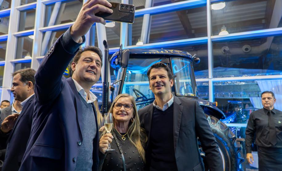 Ratinho Junior participa de evento em comemoração aos 50 anos da New Holland no Paraná