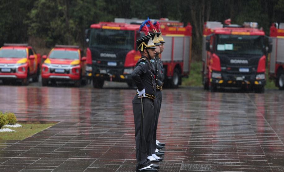 Governador inaugura Escola Superior de Bombeiro Militar e entrega 64 viaturas à corporação