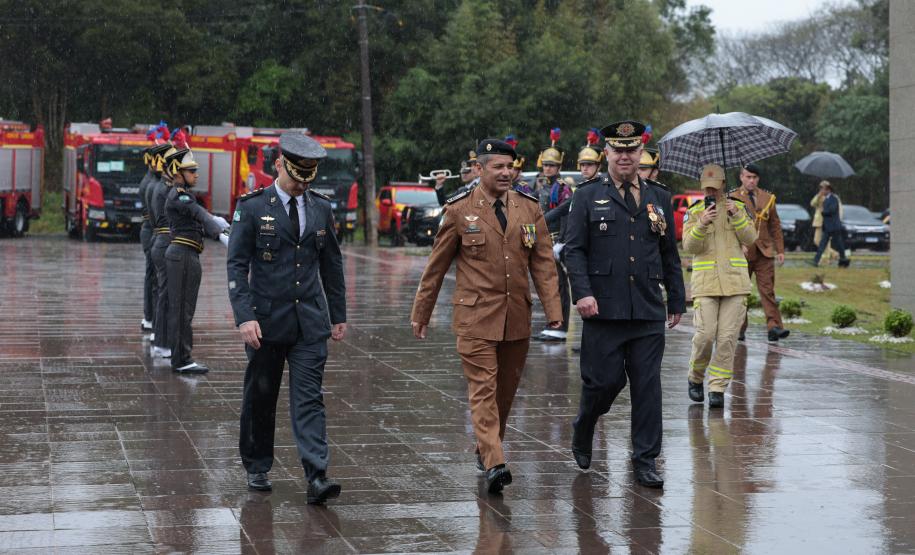 Governador inaugura Escola Superior de Bombeiro Militar e entrega 64 viaturas à corporação