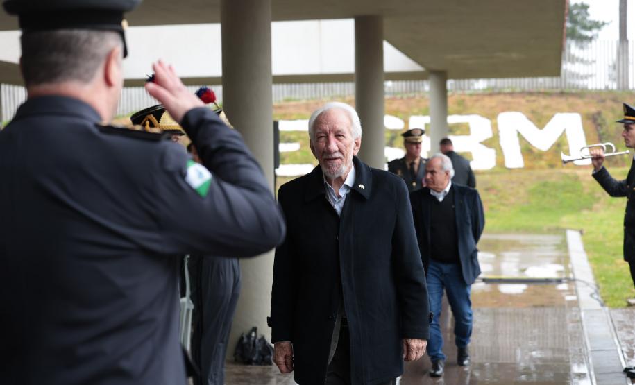 Governador inaugura Escola Superior de Bombeiro Militar e entrega 64 viaturas à corporação