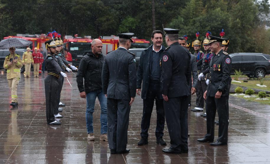 Governador inaugura Escola Superior de Bombeiro Militar e entrega 64 viaturas à corporação