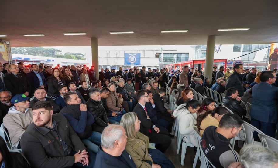 Governador inaugura Escola Superior de Bombeiro Militar e entrega 64 viaturas à corporação