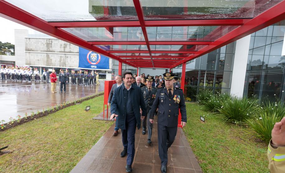 Governador inaugura Escola Superior de Bombeiro Militar e entrega 64 viaturas à corporação