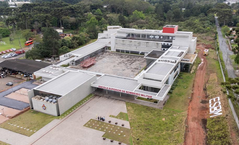Governador inaugura Escola Superior de Bombeiro Militar e entrega 64 viaturas à corporação