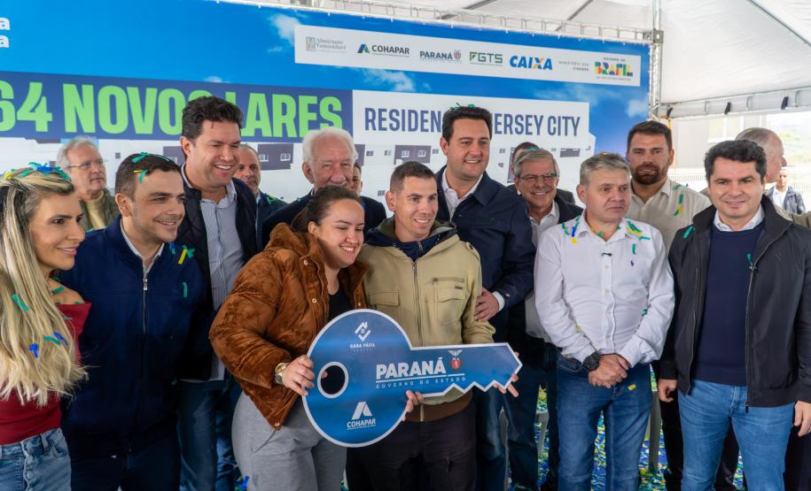 Governador inaugura condomínio clube com 864 apartamentos em Almirante Tamandaré