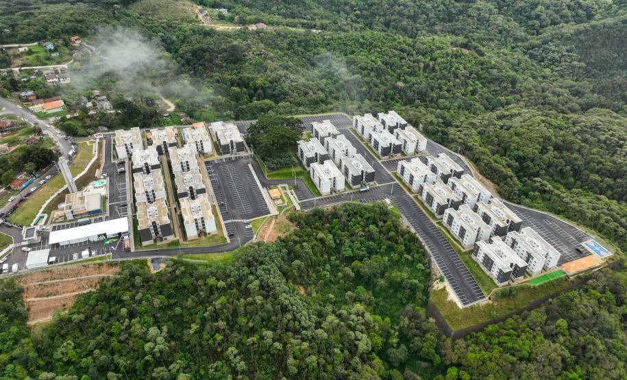 Governador inaugura condomínio clube com 864 apartamentos em Almirante Tamandaré