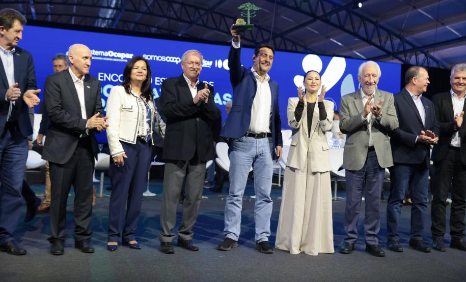 Ratinho Junior recebe Troféu Ocepar por contribuição ao cooperativismo paranaense