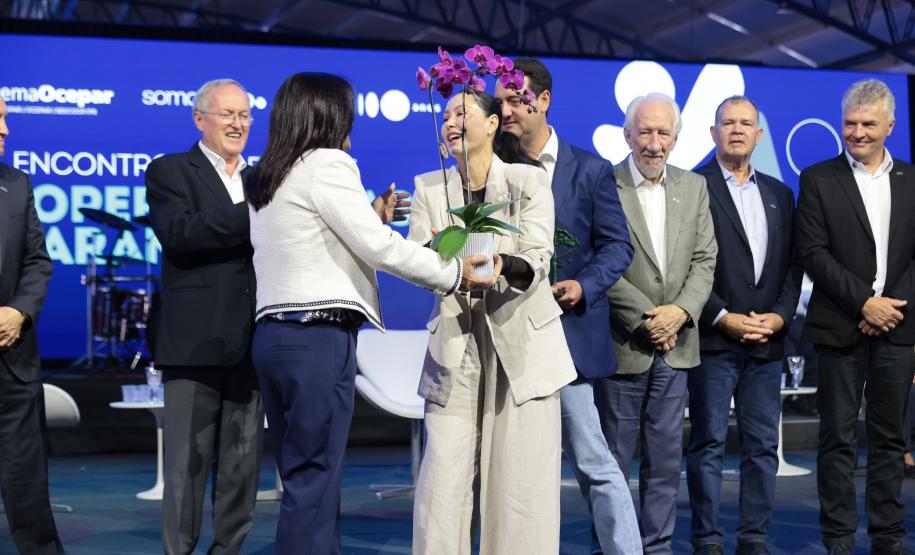 Ratinho Junior recebe Troféu Ocepar por contribuição ao cooperativismo paranaense