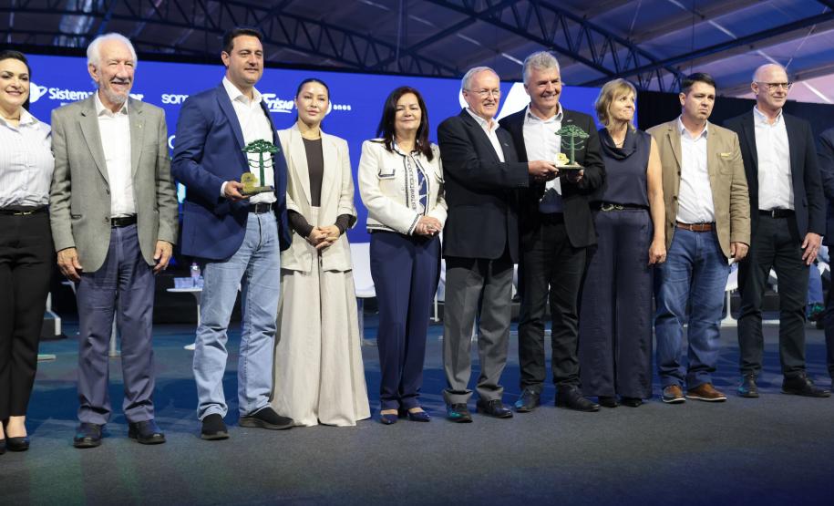 Ratinho Junior recebe Troféu Ocepar por contribuição ao cooperativismo paranaense