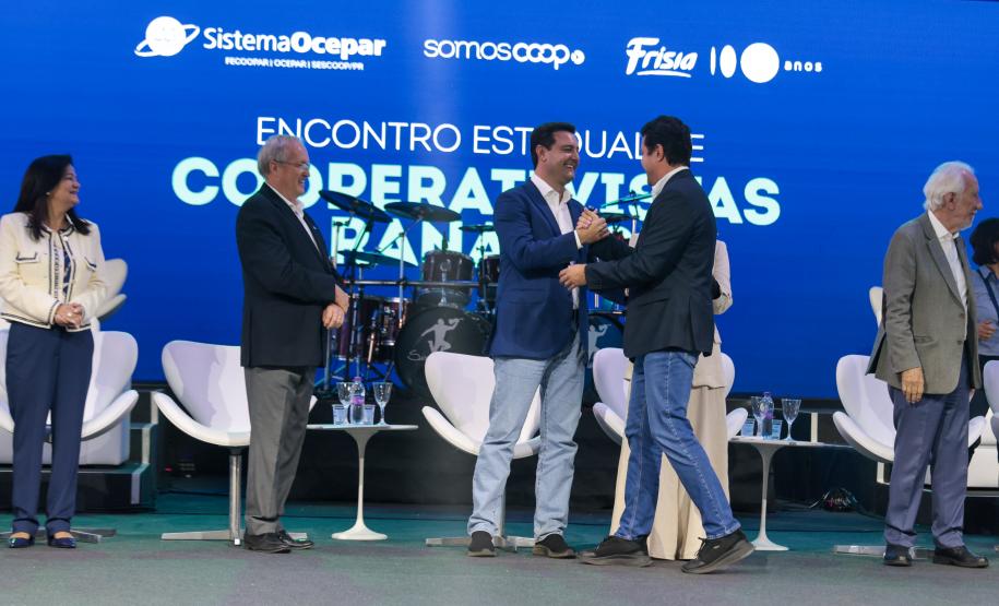 Ratinho Junior recebe Troféu Ocepar por contribuição ao cooperativismo paranaense