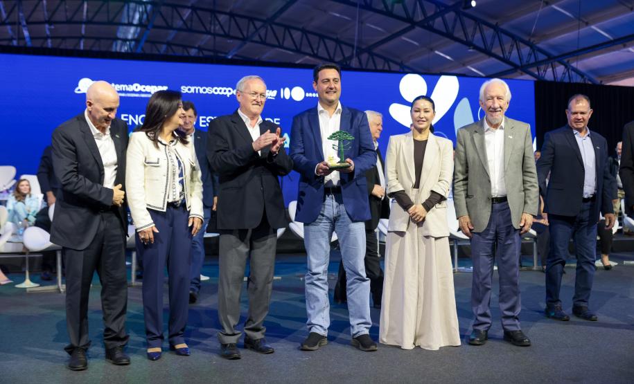 Ratinho Junior recebe Troféu Ocepar por contribuição ao cooperativismo paranaense