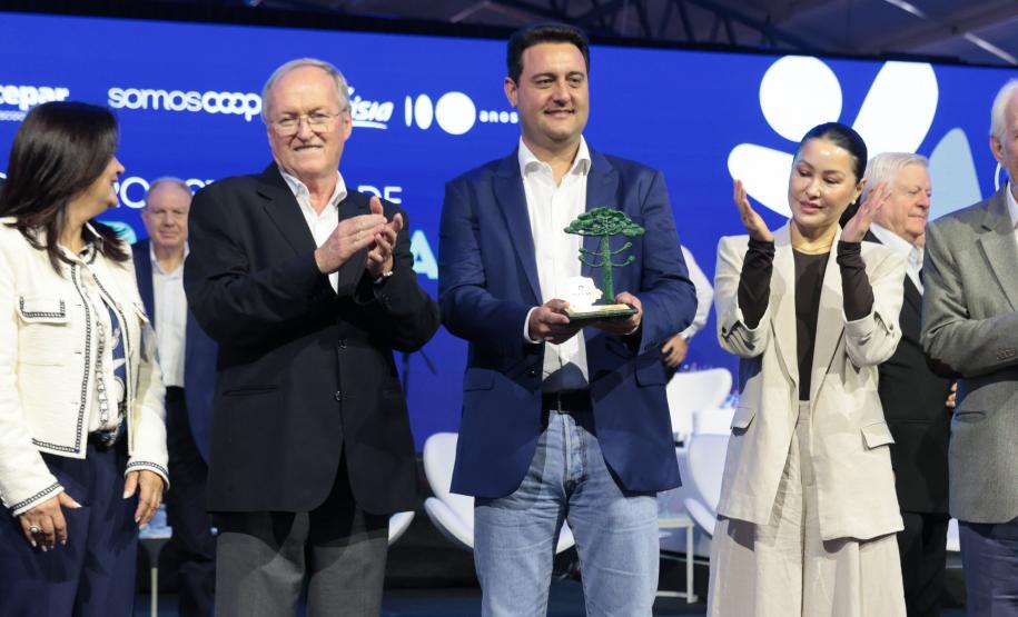 Ratinho Junior recebe Troféu Ocepar por contribuição ao cooperativismo paranaense