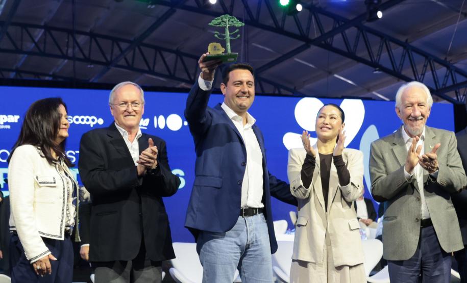 Ratinho Junior recebe Troféu Ocepar por contribuição ao cooperativismo paranaense