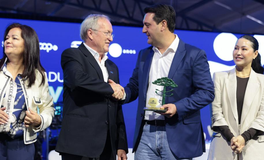 Ratinho Junior recebe Troféu Ocepar por contribuição ao cooperativismo paranaense