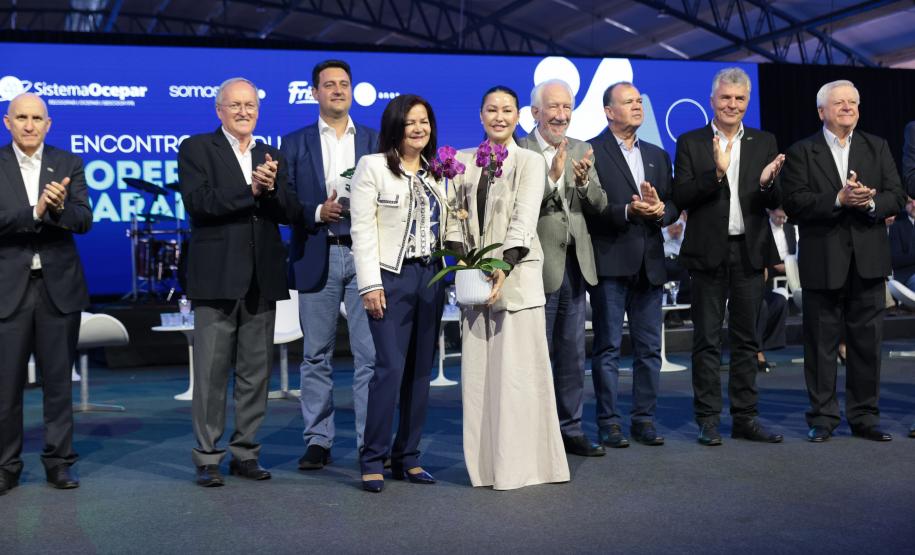 Ratinho Junior recebe Troféu Ocepar por contribuição ao cooperativismo paranaense