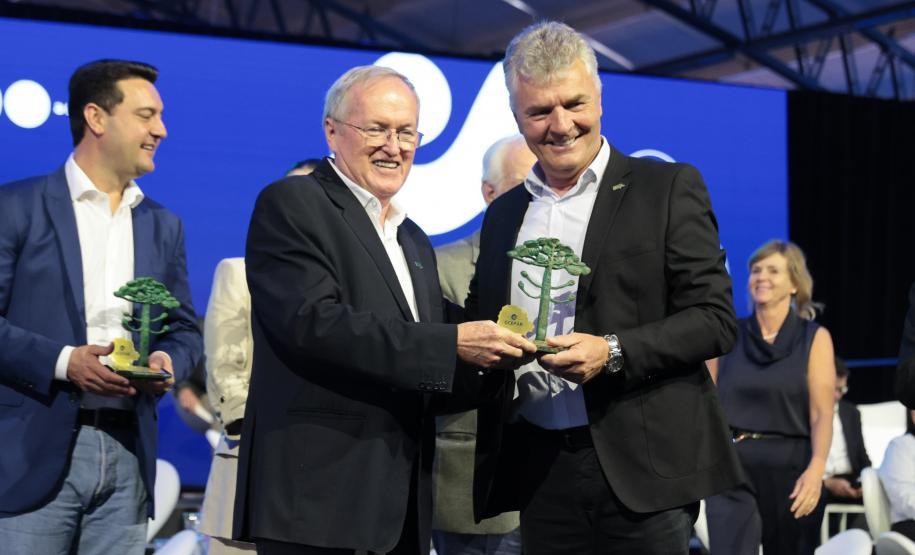 Ratinho Junior recebe Troféu Ocepar por contribuição ao cooperativismo paranaense