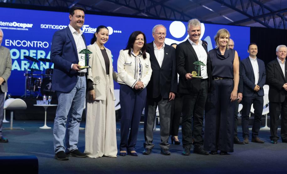 Ratinho Junior recebe Troféu Ocepar por contribuição ao cooperativismo paranaense