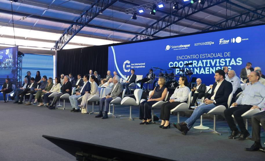 Ratinho Junior recebe Troféu Ocepar por contribuição ao cooperativismo paranaense