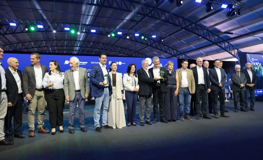 Ratinho Junior recebe Troféu Ocepar por contribuição ao cooperativismo paranaense