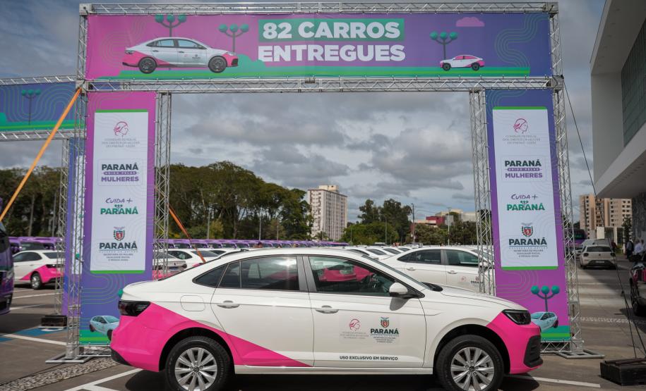 Paraná entrega 40 ônibus e 82 carros para reforçar cuidado às mulheres e pessoas idosas