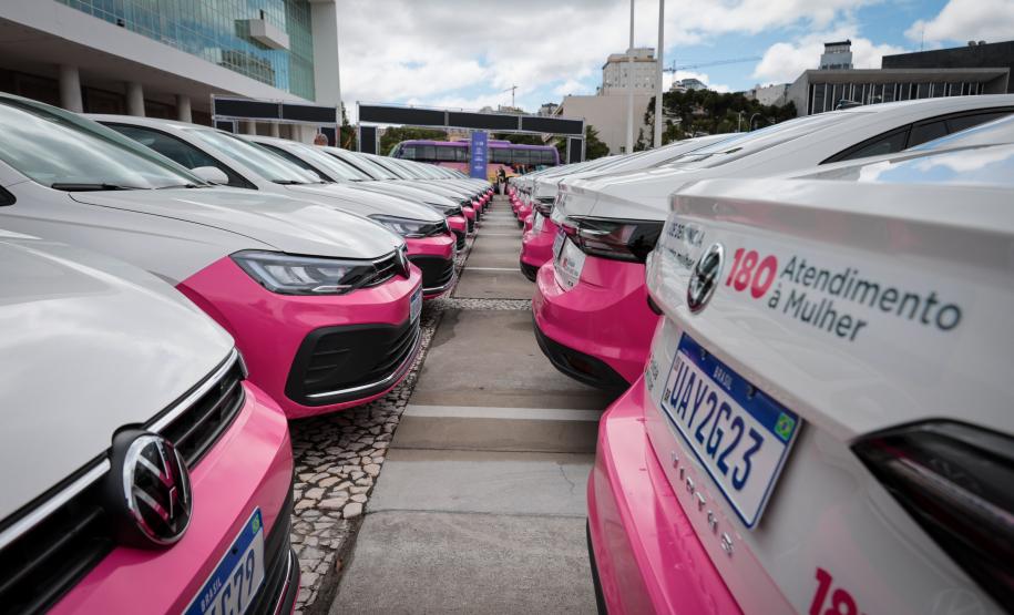 Paraná entrega 40 ônibus e 82 carros para reforçar cuidado às mulheres e pessoas idosas