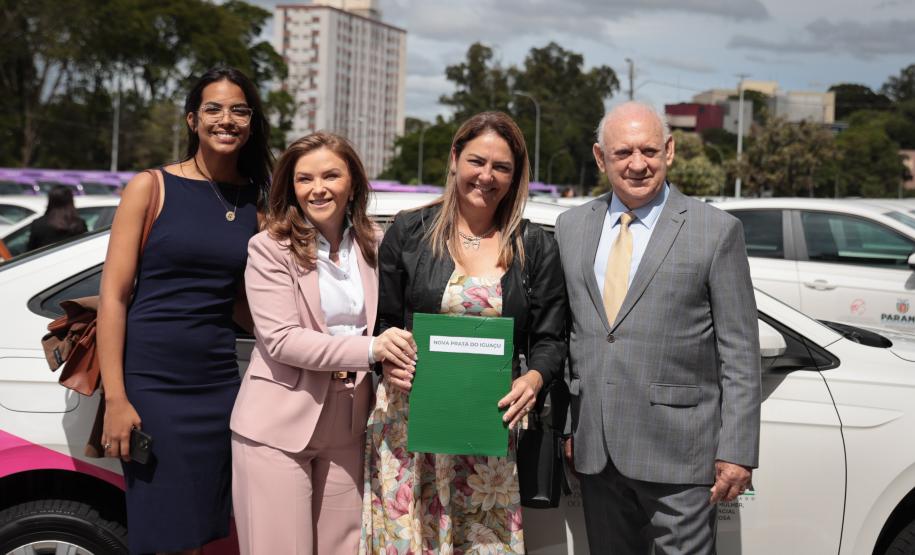 Paraná entrega 40 ônibus e 82 carros para reforçar cuidado às mulheres e pessoas idosas