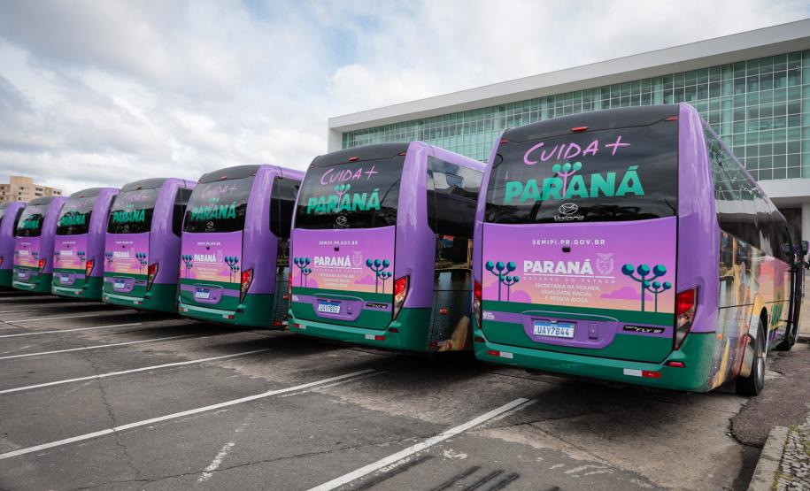 Paraná entrega 40 ônibus e 82 carros para reforçar cuidado às mulheres e pessoas idosas