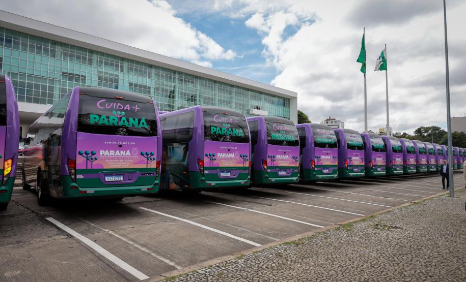 Paraná entrega 40 ônibus e 82 carros para reforçar cuidado às mulheres e pessoas idosas