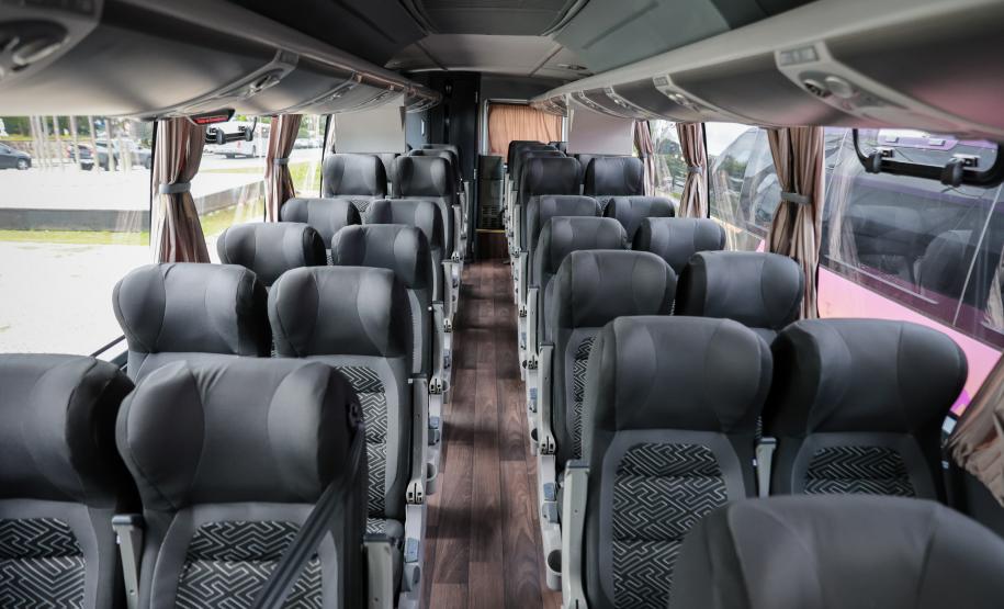 Paraná entrega 40 ônibus e 82 carros para reforçar cuidado às mulheres e pessoas idosas