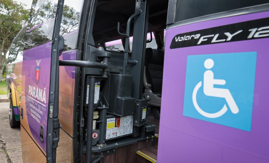 Paraná entrega 40 ônibus e 82 carros para reforçar cuidado às mulheres e pessoas idosas