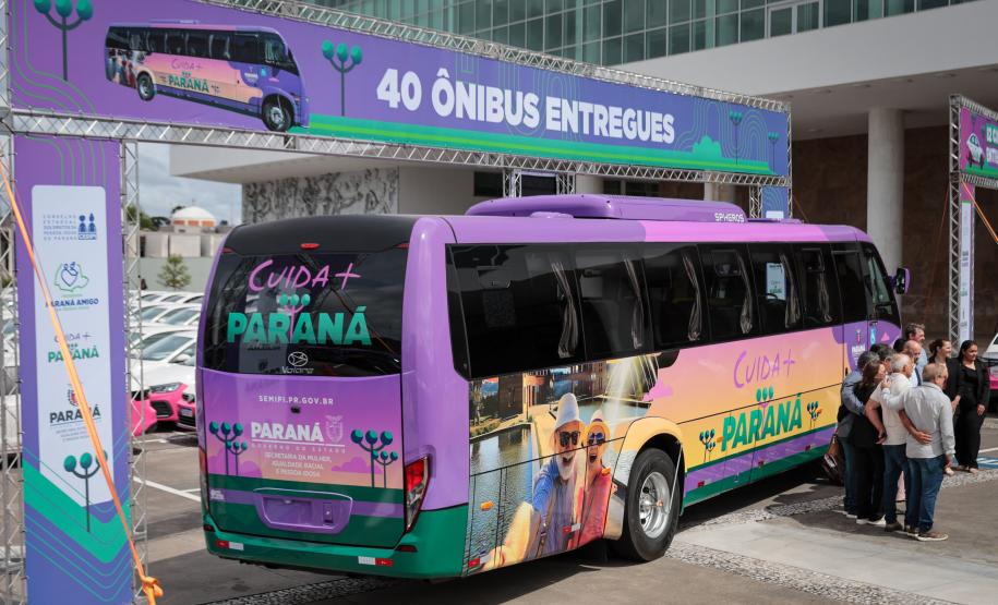 Paraná entrega 40 ônibus e 82 carros para reforçar cuidado às mulheres e pessoas idosas