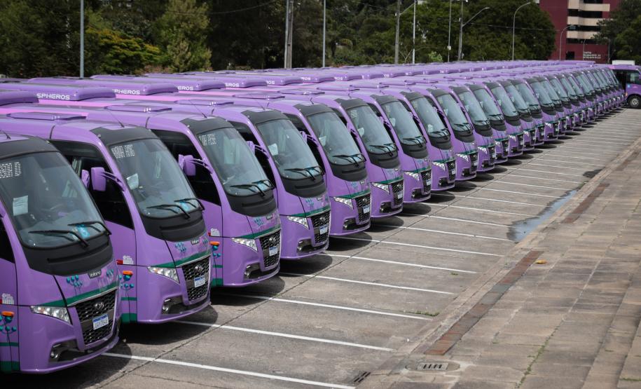 Paraná entrega 40 ônibus e 82 carros para reforçar cuidado às mulheres e pessoas idosas