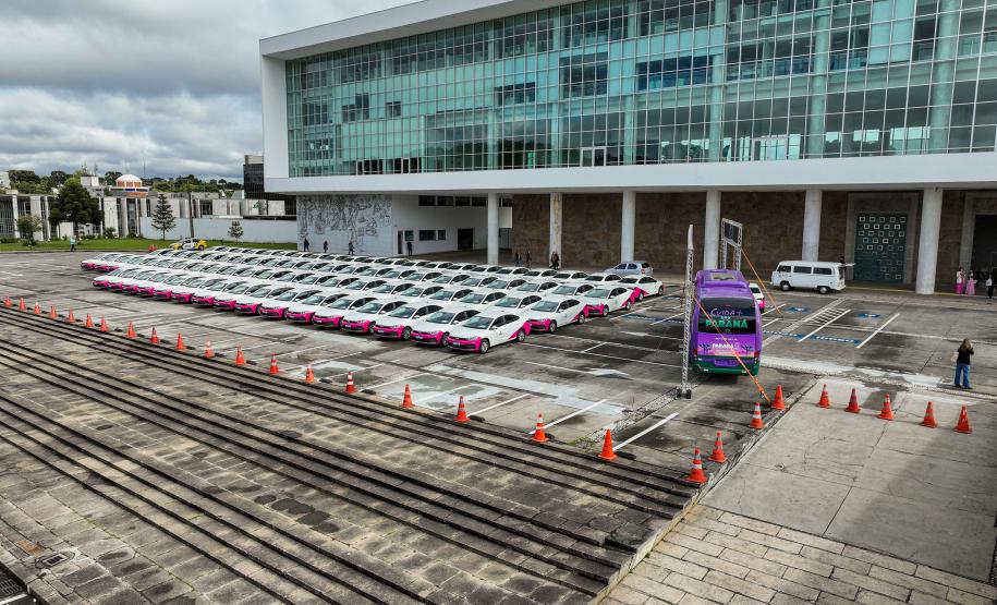 Paraná entrega 40 ônibus e 82 carros para reforçar cuidado às mulheres e pessoas idosas