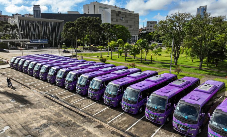 Paraná entrega 40 ônibus e 82 carros para reforçar cuidado às mulheres e pessoas idosas