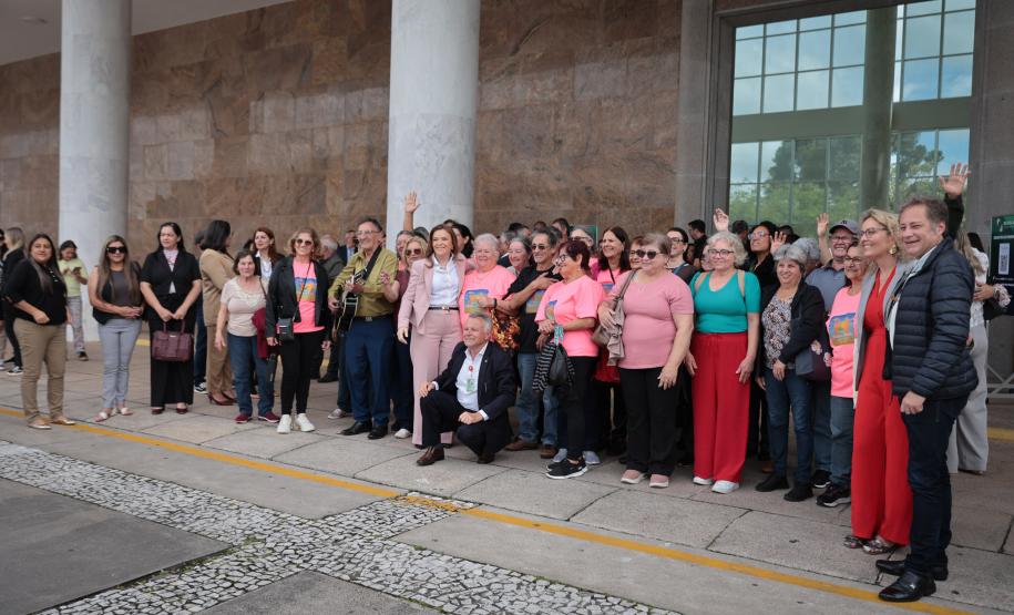 Paraná entrega 40 ônibus e 82 carros para reforçar cuidado às mulheres e pessoas idosas