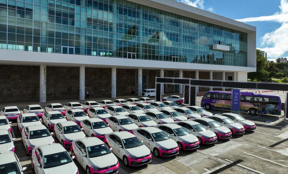 Paraná entrega 40 ônibus e 82 carros para reforçar cuidado às mulheres e pessoas idosas