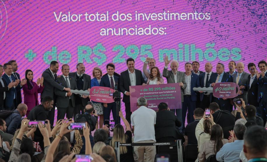 Paraná entrega 40 ônibus e 82 carros para reforçar cuidado às mulheres e pessoas idosas