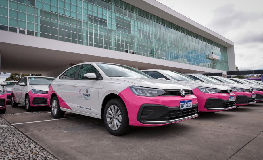 Paraná entrega 40 ônibus e 82 carros para reforçar cuidado às mulheres e pessoas idosas