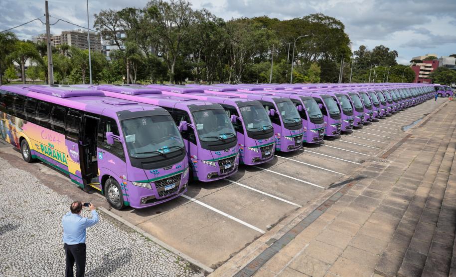 Paraná entrega 40 ônibus e 82 carros para reforçar cuidado às mulheres e pessoas idosas