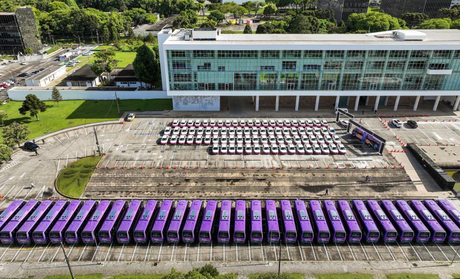 Paraná entrega 40 ônibus e 82 carros para reforçar cuidado às mulheres e pessoas idosas