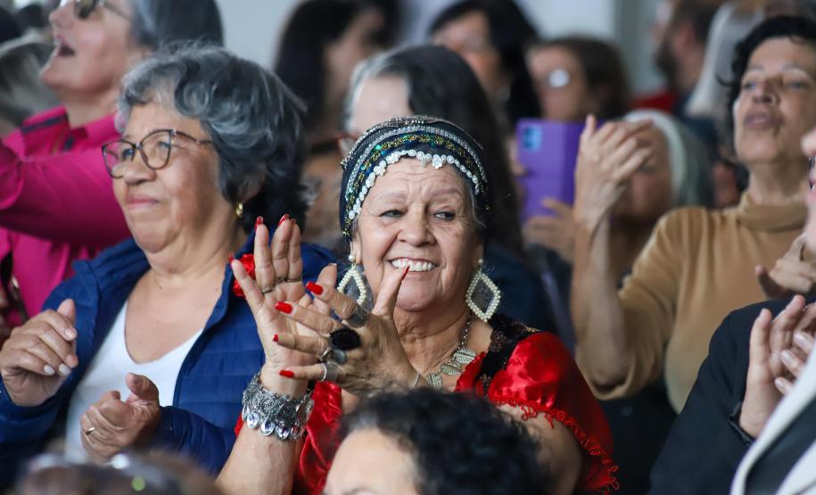 Estado lança programa Paraná Amigo da Pessoa Idosa e oficializa Bolsa Cuidador