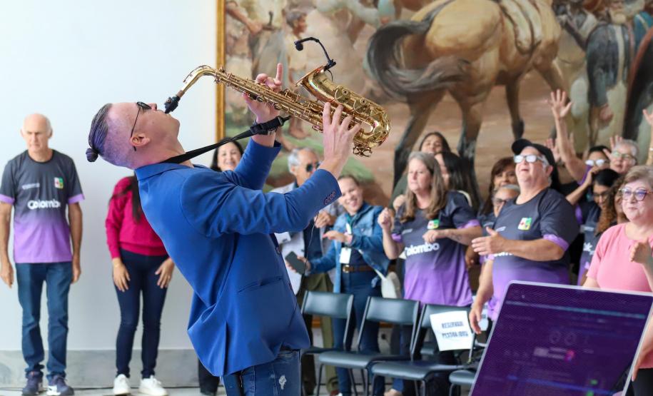 Estado lança programa Paraná Amigo da Pessoa Idosa e oficializa Bolsa Cuidador