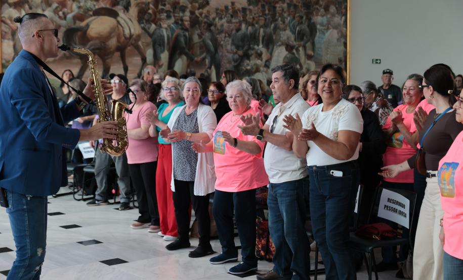 Estado lança programa Paraná Amigo da Pessoa Idosa e oficializa Bolsa Cuidador