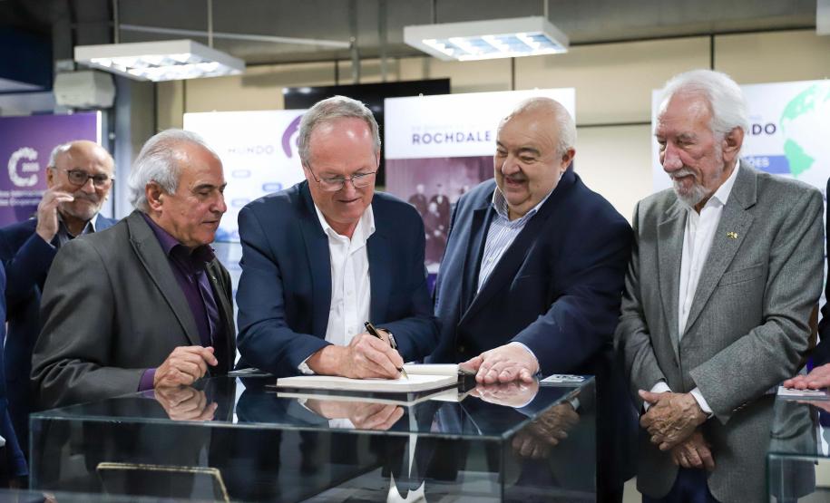 Arquivo Público do Paraná inaugura exposição valorizando a história do cooperativismo